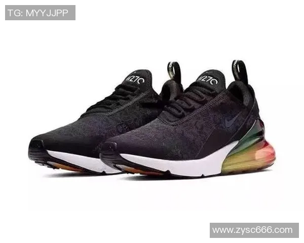 时尚运动风潮来袭Nike书包与足球完美结合助你轻松出行与运动